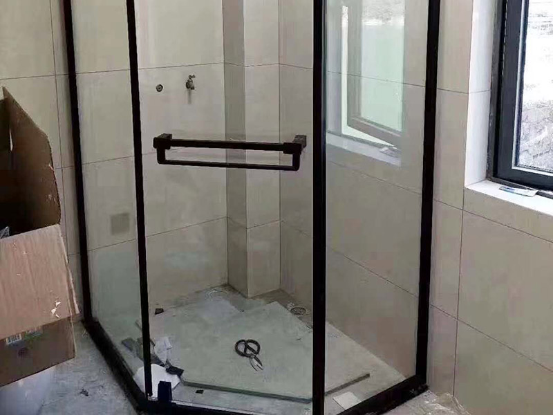 淋浴房安裝維修：組合好底盆零件，調(diào)節(jié)底盆水平，確保盆內(nèi)、盆底無積水。軟管可隨距離遠(yuǎn)近伸縮，將盆底與地漏連接牢固。淋浴房底盆裝好后需要進(jìn)行試水檢驗(yàn)，以確保下水暢通無阻。在淋浴房本體安裝前也要對已裝好的底盆進(jìn)行及時保護(hù)。明確衛(wèi)生間水管排布情況，防止打孔時打爆隱蔽管線。用鉛筆、水平尺確定靠墻鋁材的鉆孔位，用沖擊鉆打孔。在鉆孔處敲入膠粒，用螺絲將鋁條鎖于墻壁。注意需一邊安裝一邊不斷進(jìn)行調(diào)整，以保持鋁材的垂直度。將淋浴房玻璃夾緊鎖于底盆鉆孔處，平玻璃或彎玻璃底部落入玻璃夾槽內(nèi)，緩緩?fù)迫胭N墻鋁材。再用螺絲固定。