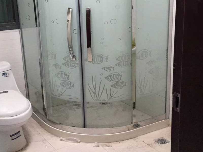 淋浴房安裝維修：組合好底盆零件，調(diào)節(jié)底盆水平，確保盆內(nèi)、盆底無積水。軟管可隨距離遠(yuǎn)近伸縮，將盆底與地漏連接牢固。淋浴房底盆裝好后需要進(jìn)行試水檢驗(yàn)，以確保下水暢通無阻。在淋浴房本體安裝前也要對已裝好的底盆進(jìn)行及時保護(hù)。明確衛(wèi)生間水管排布情況，防止打孔時打爆隱蔽管線。用鉛筆、水平尺確定靠墻鋁材的鉆孔位，用沖擊鉆打孔。在鉆孔處敲入膠粒，用螺絲將鋁條鎖于墻壁。注意需一邊安裝一邊不斷進(jìn)行調(diào)整，以保持鋁材的垂直度。將淋浴房玻璃夾緊鎖于底盆鉆孔處，平玻璃或彎玻璃底部落入玻璃夾槽內(nèi)，緩緩?fù)迫胭N墻鋁材。再用螺絲固定。