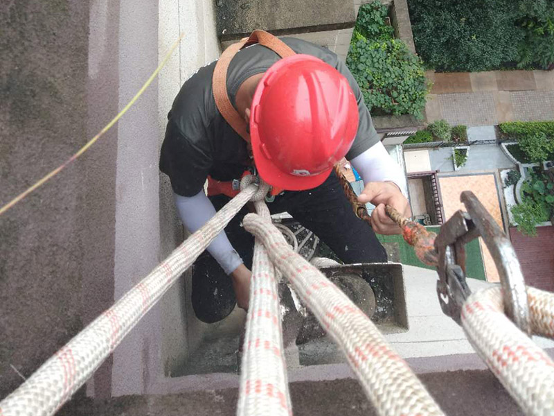 高空外墻防水涂刷：清理墻面基層，新舊面層務(wù)必處理干凈，不得有雜物和灰塵，以免影響粘結(jié)強(qiáng)度，涂刷防水涂料時(shí)基層應(yīng)干燥?；鶎忧謇砉ば蛲瓿芍螅酉聛?lái)，清理死角，也就是所謂的陰陽(yáng)角、施工縫、伸縮縫等比較重要的部位進(jìn)行處理，尤其注意的是泄水孔要加強(qiáng)處理，需要涂刷2-3遍防水底層涂料。