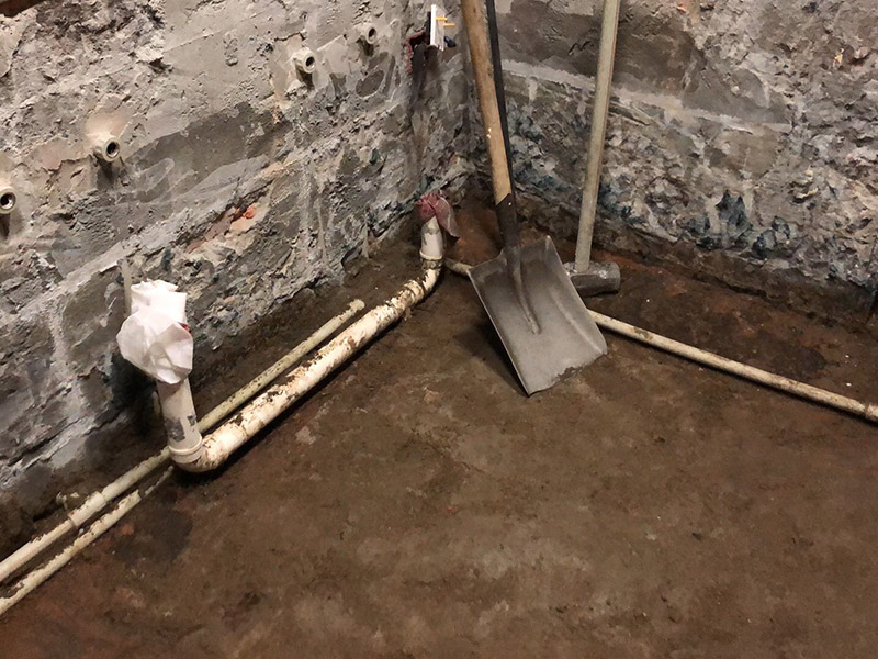 衛(wèi)生間裝修拆除清理:既然是改造，肯定是對(duì)衛(wèi)生間的格局或是衛(wèi)浴設(shè)施、地磚、墻磚等地方不滿意，但在改造之前你需要將這些不滿意的地方進(jìn)行拆除，且拆除之后的垃圾也要及時(shí)清理，避免阻礙施工進(jìn)程。將不需要或是不滿意的地方進(jìn)行拆除后，留下的成品需要進(jìn)行施工保護(hù)，防止磕碰到，還可防止被上面的重物或是棱角碰壞。