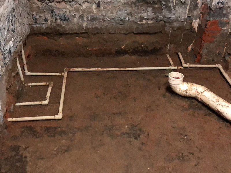 衛(wèi)生間裝修拆除清理:既然是改造，肯定是對(duì)衛(wèi)生間的格局或是衛(wèi)浴設(shè)施、地磚、墻磚等地方不滿意，但在改造之前你需要將這些不滿意的地方進(jìn)行拆除，且拆除之后的垃圾也要及時(shí)清理，避免阻礙施工進(jìn)程。將不需要或是不滿意的地方進(jìn)行拆除后，留下的成品需要進(jìn)行施工保護(hù)，防止磕碰到，還可防止被上面的重物或是棱角碰壞。