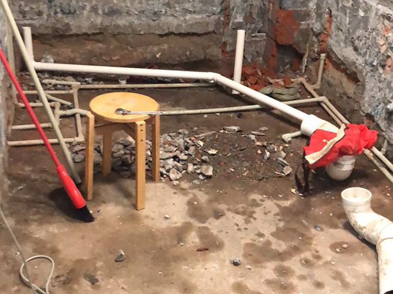 衛(wèi)生間裝修拆除清理:既然是改造，肯定是對(duì)衛(wèi)生間的格局或是衛(wèi)浴設(shè)施、地磚、墻磚等地方不滿意，但在改造之前你需要將這些不滿意的地方進(jìn)行拆除，且拆除之后的垃圾也要及時(shí)清理，避免阻礙施工進(jìn)程。將不需要或是不滿意的地方進(jìn)行拆除后，留下的成品需要進(jìn)行施工保護(hù)，防止磕碰到，還可防止被上面的重物或是棱角碰壞。