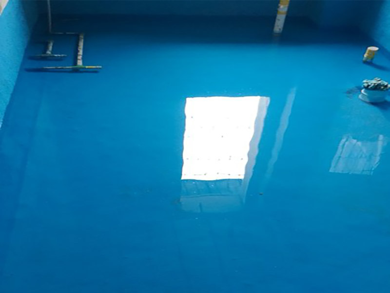 衛(wèi)生間改造防水涂刷:刷第一遍防水涂料。施工前確保工地干凈、干燥，防水涂料要涂滿，無遺漏，與基層結(jié)合牢固，無裂紋，無氣泡，無脫落現(xiàn)象。涂刷高度一致，厚度要達(dá)到產(chǎn)品規(guī)定要求。刷第二遍防水涂料。注意、第二遍防水涂料間需要有一定時(shí)間間隔，待遍涂料干透后才能進(jìn)行第二遍，具體時(shí)間視涂料而定。間隔時(shí)間太短，防水的效果會(huì)大打折扣。 鋪保護(hù)層。為防止之后的施工破壞防水層，需在防水涂料表面鋪上保護(hù)層。保護(hù)層要完全覆蓋防水層，無遺漏，與基層結(jié)合牢固，無裂紋，無氣泡，無脫落現(xiàn)象。 閉水試驗(yàn)。閉水試驗(yàn)時(shí)，地面點(diǎn)的水線不能低于2厘米，保存至少24小時(shí)，觀察無滲漏現(xiàn)象后方算合格。如有滲漏，需重做，切莫不能疏忽大意。
