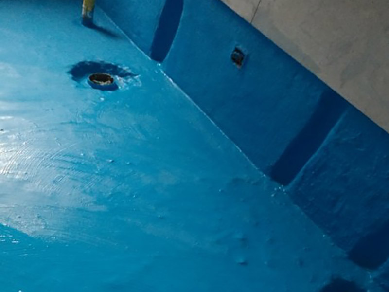 衛(wèi)生間改造防水涂刷:刷第一遍防水涂料。施工前確保工地干凈、干燥，防水涂料要涂滿，無遺漏，與基層結(jié)合牢固，無裂紋，無氣泡，無脫落現(xiàn)象。涂刷高度一致，厚度要達(dá)到產(chǎn)品規(guī)定要求。刷第二遍防水涂料。注意、第二遍防水涂料間需要有一定時(shí)間間隔，待遍涂料干透后才能進(jìn)行第二遍，具體時(shí)間視涂料而定。間隔時(shí)間太短，防水的效果會(huì)大打折扣。 鋪保護(hù)層。為防止之后的施工破壞防水層，需在防水涂料表面鋪上保護(hù)層。保護(hù)層要完全覆蓋防水層，無遺漏，與基層結(jié)合牢固，無裂紋，無氣泡，無脫落現(xiàn)象。 閉水試驗(yàn)。閉水試驗(yàn)時(shí)，地面點(diǎn)的水線不能低于2厘米，保存至少24小時(shí)，觀察無滲漏現(xiàn)象后方算合格。如有滲漏，需重做，切莫不能疏忽大意。