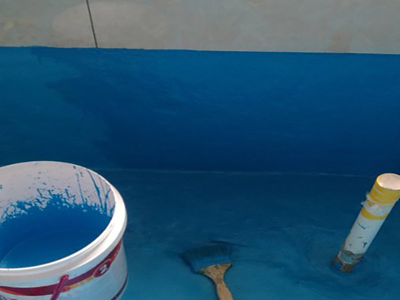 衛(wèi)生間改造防水涂刷:刷第一遍防水涂料。施工前確保工地干凈、干燥，防水涂料要涂滿，無遺漏，與基層結(jié)合牢固，無裂紋，無氣泡，無脫落現(xiàn)象。涂刷高度一致，厚度要達(dá)到產(chǎn)品規(guī)定要求。刷第二遍防水涂料。注意、第二遍防水涂料間需要有一定時(shí)間間隔，待遍涂料干透后才能進(jìn)行第二遍，具體時(shí)間視涂料而定。間隔時(shí)間太短，防水的效果會(huì)大打折扣。 鋪保護(hù)層。為防止之后的施工破壞防水層，需在防水涂料表面鋪上保護(hù)層。保護(hù)層要完全覆蓋防水層，無遺漏，與基層結(jié)合牢固，無裂紋，無氣泡，無脫落現(xiàn)象。 閉水試驗(yàn)。閉水試驗(yàn)時(shí)，地面點(diǎn)的水線不能低于2厘米，保存至少24小時(shí)，觀察無滲漏現(xiàn)象后方算合格。如有滲漏，需重做，切莫不能疏忽大意。