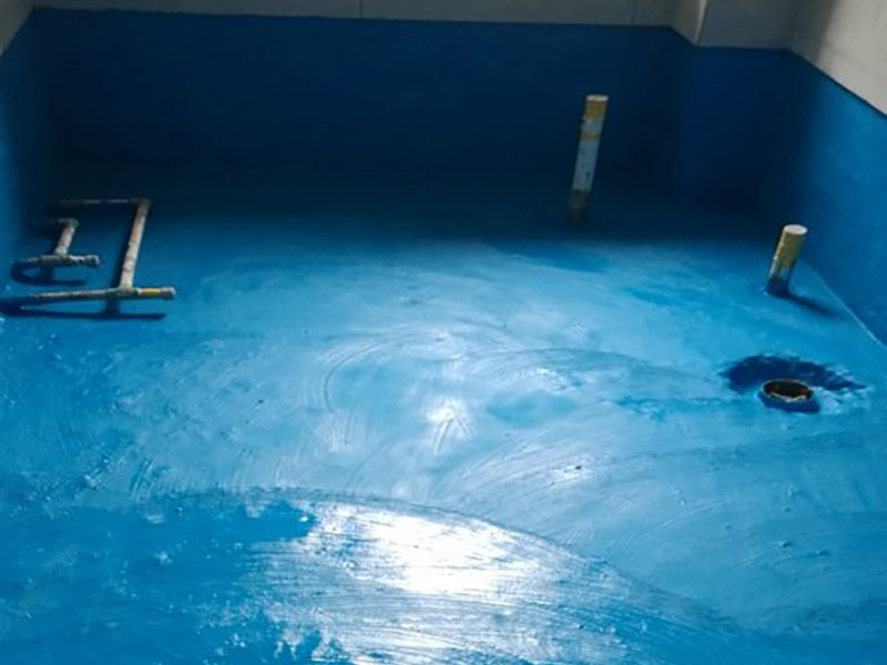 衛(wèi)生間改造防水涂刷:刷第一遍防水涂料。施工前確保工地干凈、干燥，防水涂料要涂滿，無遺漏，與基層結(jié)合牢固，無裂紋，無氣泡，無脫落現(xiàn)象。涂刷高度一致，厚度要達(dá)到產(chǎn)品規(guī)定要求。刷第二遍防水涂料。注意、第二遍防水涂料間需要有一定時(shí)間間隔，待遍涂料干透后才能進(jìn)行第二遍，具體時(shí)間視涂料而定。間隔時(shí)間太短，防水的效果會(huì)大打折扣。 鋪保護(hù)層。為防止之后的施工破壞防水層，需在防水涂料表面鋪上保護(hù)層。保護(hù)層要完全覆蓋防水層，無遺漏，與基層結(jié)合牢固，無裂紋，無氣泡，無脫落現(xiàn)象。 閉水試驗(yàn)。閉水試驗(yàn)時(shí)，地面點(diǎn)的水線不能低于2厘米，保存至少24小時(shí)，觀察無滲漏現(xiàn)象后方算合格。如有滲漏，需重做，切莫不能疏忽大意。
