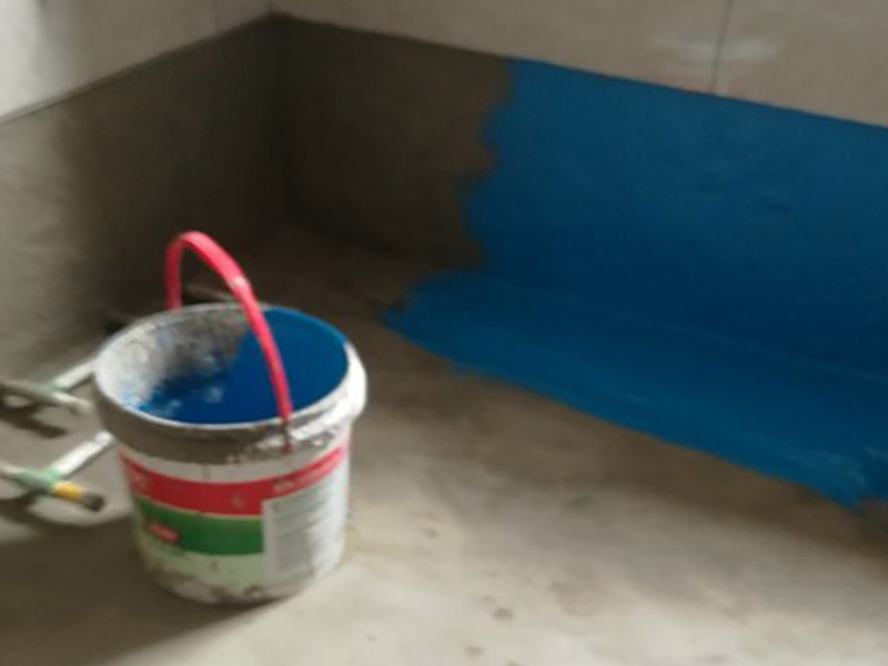 衛(wèi)生間改造防水涂刷:刷第一遍防水涂料。施工前確保工地干凈、干燥，防水涂料要涂滿，無遺漏，與基層結(jié)合牢固，無裂紋，無氣泡，無脫落現(xiàn)象。涂刷高度一致，厚度要達(dá)到產(chǎn)品規(guī)定要求。刷第二遍防水涂料。注意、第二遍防水涂料間需要有一定時(shí)間間隔，待遍涂料干透后才能進(jìn)行第二遍，具體時(shí)間視涂料而定。間隔時(shí)間太短，防水的效果會(huì)大打折扣。 鋪保護(hù)層。為防止之后的施工破壞防水層，需在防水涂料表面鋪上保護(hù)層。保護(hù)層要完全覆蓋防水層，無遺漏，與基層結(jié)合牢固，無裂紋，無氣泡，無脫落現(xiàn)象。 閉水試驗(yàn)。閉水試驗(yàn)時(shí)，地面點(diǎn)的水線不能低于2厘米，保存至少24小時(shí)，觀察無滲漏現(xiàn)象后方算合格。如有滲漏，需重做，切莫不能疏忽大意。