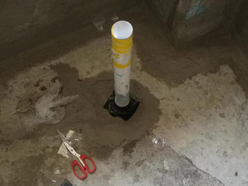 衛(wèi)生間改造管道維修:衛(wèi)生間的排水管道盡量不要做大的改動，換掉出現(xiàn)問題的管道，水壓不夠的老房子，可以加增壓泵，泵的大小根據(jù)水壓的大小而定。 浴室翻新要增加一定的插座開關、水管，或?qū)系牟遄_關做一些移位，以符合新格局下人們的使用習慣。為了確保隱蔽工程的質(zhì)量和售后服務，通常要在新舊線路銜接的位置用空白面板或是新增插座的方式做標記，萬一出現(xiàn)問題維修時容易找到問題點。在選擇電線、水管時，最好統(tǒng)一使用品質(zhì)比較好的電線、水管等，以打好隱蔽工程這個底子。