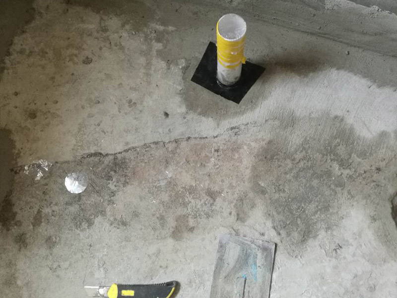 衛(wèi)生間改造管道維修:衛(wèi)生間的排水管道盡量不要做大的改動，換掉出現(xiàn)問題的管道，水壓不夠的老房子，可以加增壓泵，泵的大小根據(jù)水壓的大小而定。 浴室翻新要增加一定的插座開關、水管，或?qū)系牟遄_關做一些移位，以符合新格局下人們的使用習慣。為了確保隱蔽工程的質(zhì)量和售后服務，通常要在新舊線路銜接的位置用空白面板或是新增插座的方式做標記，萬一出現(xiàn)問題維修時容易找到問題點。在選擇電線、水管時，最好統(tǒng)一使用品質(zhì)比較好的電線、水管等，以打好隱蔽工程這個底子。