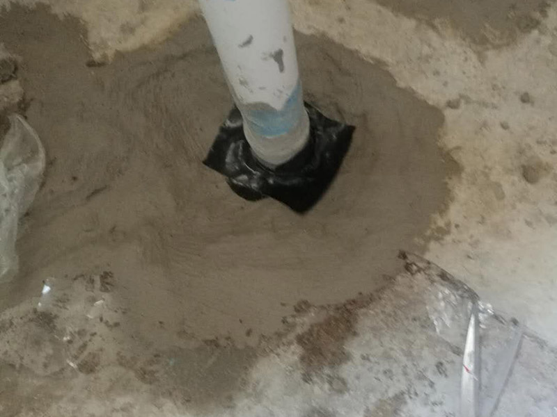 衛(wèi)生間改造管道維修:衛(wèi)生間的排水管道盡量不要做大的改動，換掉出現(xiàn)問題的管道，水壓不夠的老房子，可以加增壓泵，泵的大小根據(jù)水壓的大小而定。 浴室翻新要增加一定的插座開關、水管，或?qū)系牟遄_關做一些移位，以符合新格局下人們的使用習慣。為了確保隱蔽工程的質(zhì)量和售后服務，通常要在新舊線路銜接的位置用空白面板或是新增插座的方式做標記，萬一出現(xiàn)問題維修時容易找到問題點。在選擇電線、水管時，最好統(tǒng)一使用品質(zhì)比較好的電線、水管等，以打好隱蔽工程這個底子。