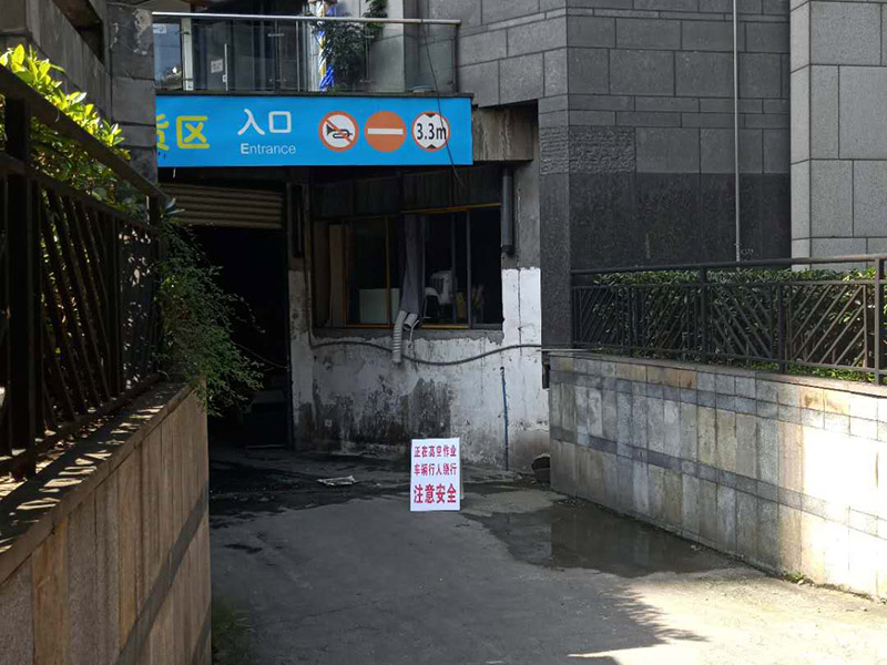 高空外墻施工措施:1.凡從事高處作業(yè)人員,必須定期進(jìn)行體格檢查,凡不適宜高處作業(yè)的人員,不得從事此項(xiàng)工作; 2.雙層作業(yè)或靠近交通要道作業(yè)時(shí)要設(shè)置隔離措施; 3.進(jìn)行高處作業(yè)時(shí),要根據(jù)具體情況使用符合要求的腳手架、腳手板、吊架、梯子、跳板、安全帶等... 4.高處作業(yè)人員必須戴安全帶,穿防滑鞋; 5.腳手架要牢固穩(wěn)定,并經(jīng)常清除雜物。冬季要隨時(shí)清掃冰雪。在過(guò)道上要有防護(hù)措施;