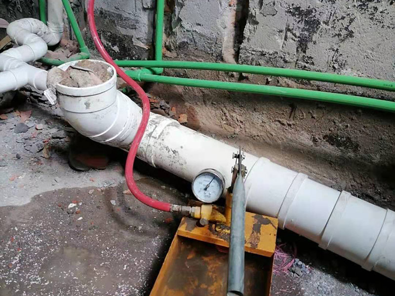 衛(wèi)生間下水管安裝：下排水: 下排水是排水口在地面上，下水管豎著穿過(guò)樓板，管道直接通向樓下，裝下排水我習(xí)慣把返水彎裝在最底下，這樣要是還有別的下水，可共用一個(gè)返水彎。 做下水一般用50的返水彎，要是還有別的下水，就加三通，要用上面途中那種斜三通，這樣水流得通暢。大多時(shí)廚房下水都比較復(fù)雜，有時(shí)自己都繞進(jìn)去了，水路之所以難做主要是因?yàn)榈胤教?，櫥柜里還裝著別的電器，如垃圾處理器、小廚寶、凈水器等，有的還要連接洗衣機(jī)等。