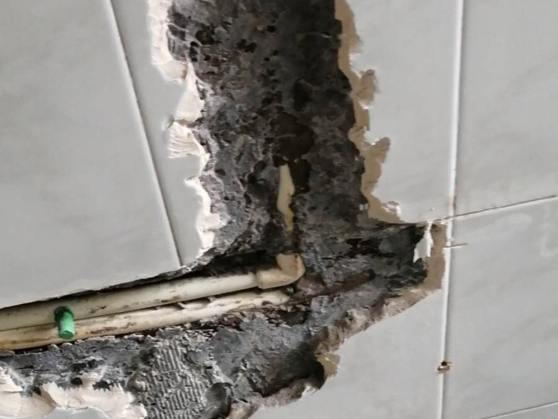 電鉆打墻修水管:可以先截?cái)嗨?，然后將暗水管漏水點(diǎn)的墻面開鑿，找到漏水的部分，先用小鋼鋸把漏水的地方鋸掉，注意鋸口要平。用砂紙把新露出的端口輕輕打磨，然后用接口套住，將備換的新管對準(zhǔn)接口口子，注意要對直。然后用熱熔器對新管道進(jìn)行熱熔連接。 或者是將鋸掉的管道清理干凈，用專用膠水涂在端口上，稍微晾一會(huì)兒;趁此時(shí)在&ldquo;竹節(jié)&rdquo;接頭內(nèi)涂上膠水。把端口和&ldquo;竹節(jié)&rdquo;連接，然后反復(fù)轉(zhuǎn)動(dòng)，直到牢固。同樣的方法去連接另一端。最后在接縫處再涂適量的膠水，確保不滲漏。