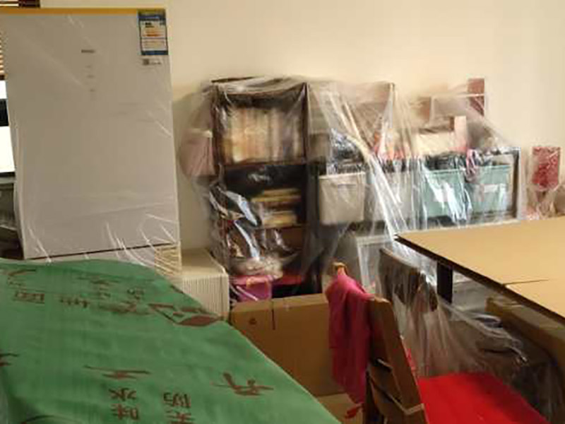 家具保護(hù)維修：在裝修前，施工人員都要提前做好油漆的準(zhǔn)備工作，一般包括油漆涂漆環(huán)境的清理、家具的保護(hù)措施等，比如在門、窗框最好粘貼一層分色紙，木柜、隔板的家具外面最好有一層報紙包裹著，這樣就可以避免油漆滴落在家具表面被弄臟的情況發(fā)生。