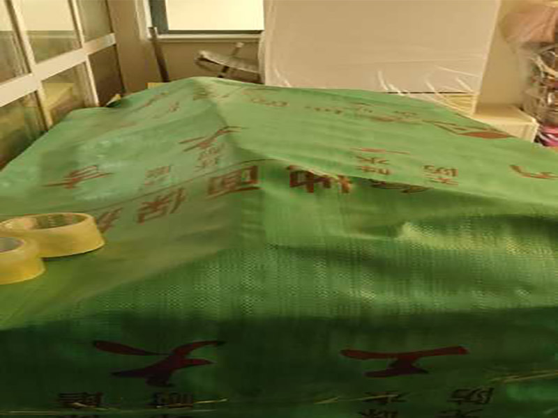 家具保護(hù)維修：在裝修前，施工人員都要提前做好油漆的準(zhǔn)備工作，一般包括油漆涂漆環(huán)境的清理、家具的保護(hù)措施等，比如在門、窗框最好粘貼一層分色紙，木柜、隔板的家具外面最好有一層報紙包裹著，這樣就可以避免油漆滴落在家具表面被弄臟的情況發(fā)生。