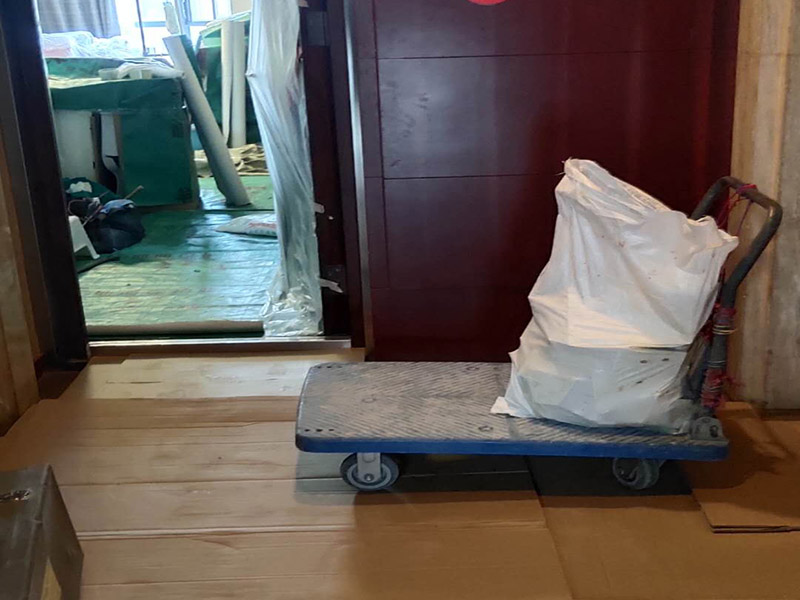 家具保護(hù)維修：在裝修前，施工人員都要提前做好油漆的準(zhǔn)備工作，一般包括油漆涂漆環(huán)境的清理、家具的保護(hù)措施等，比如在門、窗框最好粘貼一層分色紙，木柜、隔板的家具外面最好有一層報紙包裹著，這樣就可以避免油漆滴落在家具表面被弄臟的情況發(fā)生。