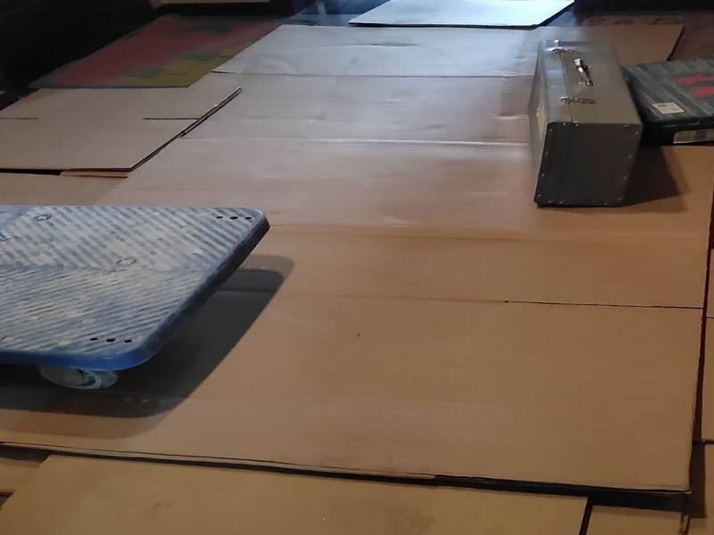 家具保護(hù)維修：在裝修前，施工人員都要提前做好油漆的準(zhǔn)備工作，一般包括油漆涂漆環(huán)境的清理、家具的保護(hù)措施等，比如在門、窗框最好粘貼一層分色紙，木柜、隔板的家具外面最好有一層報紙包裹著，這樣就可以避免油漆滴落在家具表面被弄臟的情況發(fā)生。