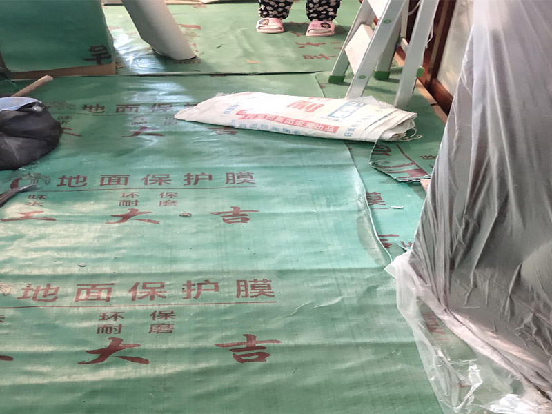 家具保護(hù)維修：在裝修前，施工人員都要提前做好油漆的準(zhǔn)備工作，一般包括油漆涂漆環(huán)境的清理、家具的保護(hù)措施等，比如在門、窗框最好粘貼一層分色紙，木柜、隔板的家具外面最好有一層報紙包裹著，這樣就可以避免油漆滴落在家具表面被弄臟的情況發(fā)生。