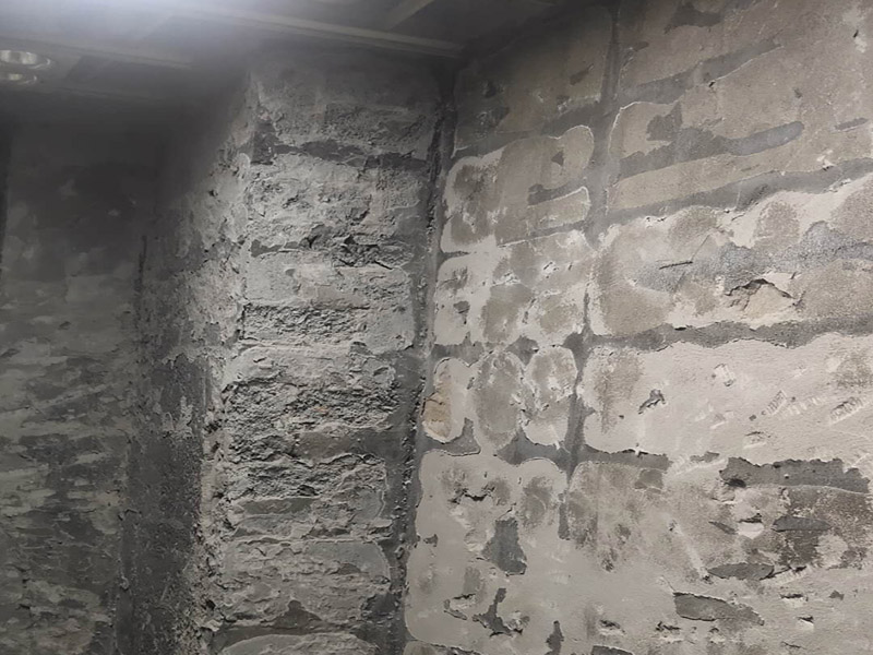 廁所防水貼磚：衛(wèi)生間的防水工作流程，都是在地面用水泥砂漿找平一次，等它干透后再做防水。一般的防水施工要做2到3遍，而且防水的順序也是有講究的，比如，要先做完墻面防水再貼墻磚，其次才可以做地面防水，再貼地磚。因?yàn)榈孛娼?jīng)常會踩來踩去，地面防水如果先做了會很容易踩壞。 一般情況下，在2到3遍的防水層全部做好后，會有5到7天的固化期，所以自然的，貼瓷磚肯定是要等到這之后才能做，所以做完防水就立馬貼瓷磚，就大錯(cuò)特錯(cuò)了。但事無絕對，固化期到了，我們也需要重新測試防水做的好不好，漏不漏水，這就需要再加水測試24小時(shí)后看看家里地面水位是否下降，或者看看樓下鄰居的衛(wèi)生間有沒有漏水的痕跡。