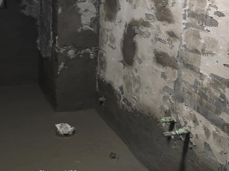 廁所防水貼磚：衛(wèi)生間的防水工作流程，都是在地面用水泥砂漿找平一次，等它干透后再做防水。一般的防水施工要做2到3遍，而且防水的順序也是有講究的，比如，要先做完墻面防水再貼墻磚，其次才可以做地面防水，再貼地磚。因?yàn)榈孛娼?jīng)常會踩來踩去，地面防水如果先做了會很容易踩壞。 一般情況下，在2到3遍的防水層全部做好后，會有5到7天的固化期，所以自然的，貼瓷磚肯定是要等到這之后才能做，所以做完防水就立馬貼瓷磚，就大錯(cuò)特錯(cuò)了。但事無絕對，固化期到了，我們也需要重新測試防水做的好不好，漏不漏水，這就需要再加水測試24小時(shí)后看看家里地面水位是否下降，或者看看樓下鄰居的衛(wèi)生間有沒有漏水的痕跡。