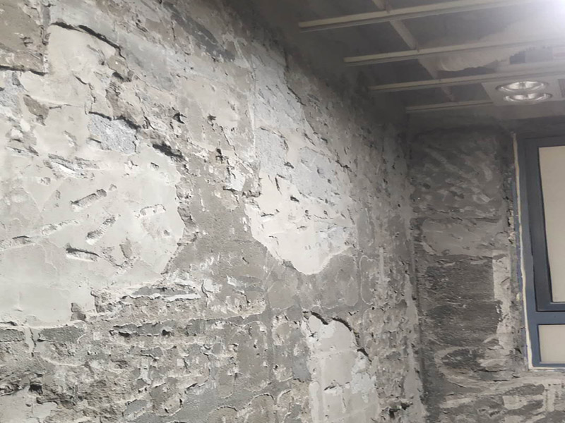 廁所防水貼磚：衛(wèi)生間的防水工作流程，都是在地面用水泥砂漿找平一次，等它干透后再做防水。一般的防水施工要做2到3遍，而且防水的順序也是有講究的，比如，要先做完墻面防水再貼墻磚，其次才可以做地面防水，再貼地磚。因?yàn)榈孛娼?jīng)常會踩來踩去，地面防水如果先做了會很容易踩壞。 一般情況下，在2到3遍的防水層全部做好后，會有5到7天的固化期，所以自然的，貼瓷磚肯定是要等到這之后才能做，所以做完防水就立馬貼瓷磚，就大錯(cuò)特錯(cuò)了。但事無絕對，固化期到了，我們也需要重新測試防水做的好不好，漏不漏水，這就需要再加水測試24小時(shí)后看看家里地面水位是否下降，或者看看樓下鄰居的衛(wèi)生間有沒有漏水的痕跡。