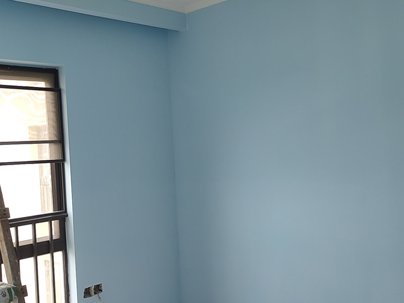 墻面刷乳膠漆服務(wù)：如果原先的漆層已出現(xiàn)開裂甚至脫落的問題，在涂刷乳膠漆之前首先應(yīng)將舊漆層刮除，并將墻面打磨平整，待墻面干燥后才能進行粉刷，如果在墻面未干燥的情況下進行粉刷，乳膠漆墻面可能會出現(xiàn)變色、起鼓或脫落等情況。 如果家中還有其它油漆工程正在施工，應(yīng)等其它油漆項目施工完成后再涂刷乳膠漆，因為油漆在使用時會散發(fā)出甲苯，導致乳膠漆變黃，如果同時施工，很有可能會造成無法挽回的損失。 如果打算粉刷彩色的乳膠漆，在粉刷之前應(yīng)先將乳膠漆攪拌均勻，如果未將乳膠漆攪拌均勻就直接上墻，很容易出現(xiàn)色漿分布不均的問題，導致墻面顏色發(fā)花，影響到墻面的裝飾效果。