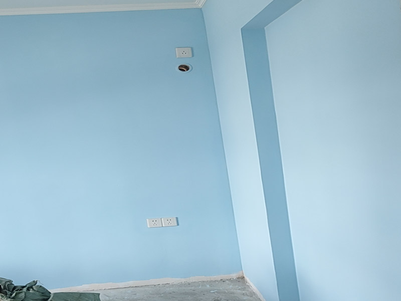 墻面刷乳膠漆服務(wù)：如果原先的漆層已出現(xiàn)開裂甚至脫落的問題，在涂刷乳膠漆之前首先應(yīng)將舊漆層刮除，并將墻面打磨平整，待墻面干燥后才能進行粉刷，如果在墻面未干燥的情況下進行粉刷，乳膠漆墻面可能會出現(xiàn)變色、起鼓或脫落等情況。 如果家中還有其它油漆工程正在施工，應(yīng)等其它油漆項目施工完成后再涂刷乳膠漆，因為油漆在使用時會散發(fā)出甲苯，導致乳膠漆變黃，如果同時施工，很有可能會造成無法挽回的損失。 如果打算粉刷彩色的乳膠漆，在粉刷之前應(yīng)先將乳膠漆攪拌均勻，如果未將乳膠漆攪拌均勻就直接上墻，很容易出現(xiàn)色漿分布不均的問題，導致墻面顏色發(fā)花，影響到墻面的裝飾效果。