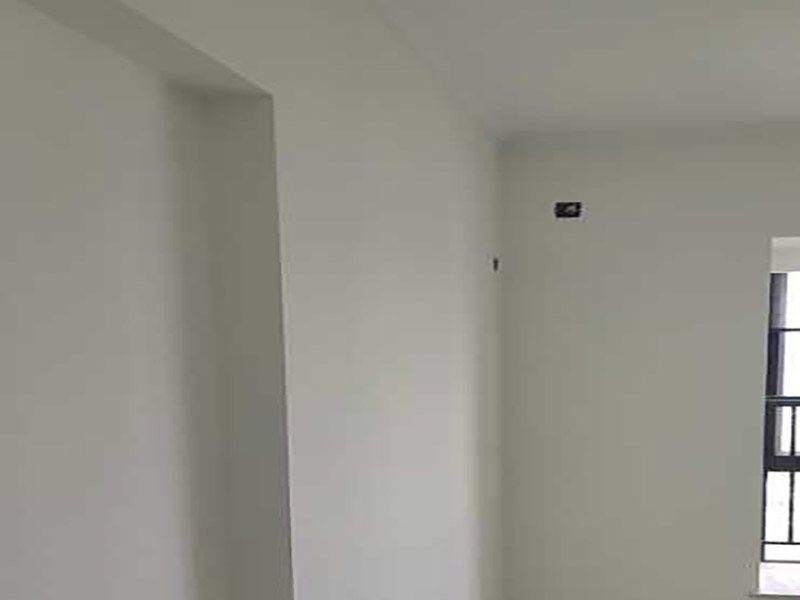 墻面刷乳膠漆服務(wù)：如果原先的漆層已出現(xiàn)開裂甚至脫落的問題，在涂刷乳膠漆之前首先應(yīng)將舊漆層刮除，并將墻面打磨平整，待墻面干燥后才能進行粉刷，如果在墻面未干燥的情況下進行粉刷，乳膠漆墻面可能會出現(xiàn)變色、起鼓或脫落等情況。 如果家中還有其它油漆工程正在施工，應(yīng)等其它油漆項目施工完成后再涂刷乳膠漆，因為油漆在使用時會散發(fā)出甲苯，導致乳膠漆變黃，如果同時施工，很有可能會造成無法挽回的損失。 如果打算粉刷彩色的乳膠漆，在粉刷之前應(yīng)先將乳膠漆攪拌均勻，如果未將乳膠漆攪拌均勻就直接上墻，很容易出現(xiàn)色漿分布不均的問題，導致墻面顏色發(fā)花，影響到墻面的裝飾效果。