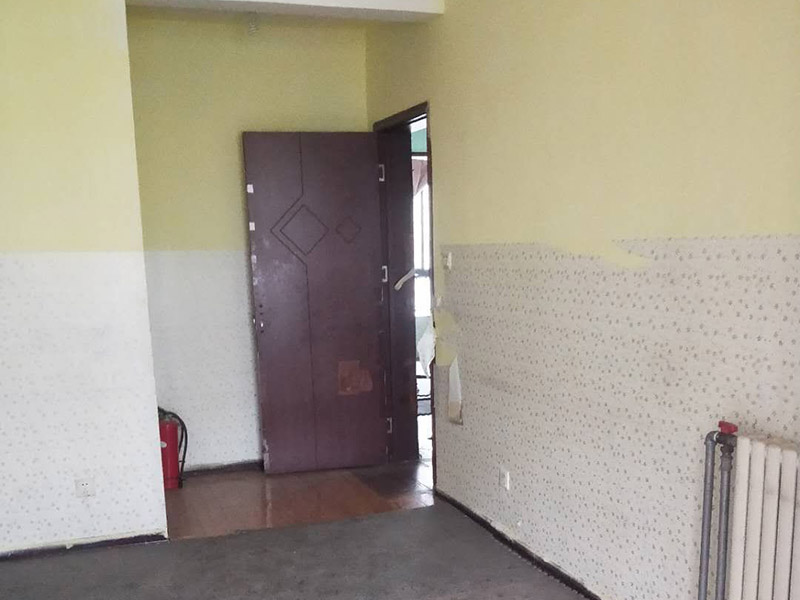 全屋墻面刷白維修：基層處理，若混凝土表面很光滑，應對其表面進行&ldquo;毛化&deg;處理，其方法有兩種：一種是將其光滑的表面用尖鉆剔毛，剔去光面，使其表面粗糙不平，用水濕潤基層。 修補膩子，用水石膏將墻面等基層上磕碰的坑凹、縫隙等處分遍找平，干燥后用1號砂紙將凸出處磨平，并將浮塵等掃凈，一般刮三遍，干后用砂紙打磨平整。該步驟在上乳膠漆前進行。通過填補或者整體處理的方式，清除基層表面高低不平的部分，保持墻面的平整光滑。 第一遍用膠皮刮板橫向滿刮，一刮板緊接著一刮板，接頭不得留槎，每刮一刮板最后收頭時，要注意收的要干凈利落。干燥后用1號砂紙磨，將浮膩子及斑跡磨平磨光，再將墻面清掃干凈。 第二遍用膠皮刮板豎向滿刮，所用材料和方法同第一遍膩子，干燥后用1號砂紙磨平并清掃干凈。 第三遍用膠皮刮板找補膩子，用鋼片刮板滿刮膩子，將墻面等基層刮平刮光，干燥后用細砂紙磨平磨光，注意不要漏磨或?qū)⒛佔幽ゴ? width=