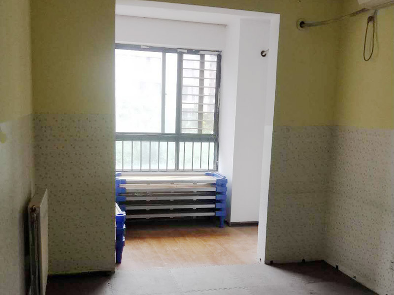 全屋墻面刷白維修：基層處理，若混凝土表面很光滑，應對其表面進行&ldquo;毛化&deg;處理，其方法有兩種：一種是將其光滑的表面用尖鉆剔毛，剔去光面，使其表面粗糙不平，用水濕潤基層。 修補膩子，用水石膏將墻面等基層上磕碰的坑凹、縫隙等處分遍找平，干燥后用1號砂紙將凸出處磨平，并將浮塵等掃凈，一般刮三遍，干后用砂紙打磨平整。該步驟在上乳膠漆前進行。通過填補或者整體處理的方式，清除基層表面高低不平的部分，保持墻面的平整光滑。 第一遍用膠皮刮板橫向滿刮，一刮板緊接著一刮板，接頭不得留槎，每刮一刮板最后收頭時，要注意收的要干凈利落。干燥后用1號砂紙磨，將浮膩子及斑跡磨平磨光，再將墻面清掃干凈。 第二遍用膠皮刮板豎向滿刮，所用材料和方法同第一遍膩子，干燥后用1號砂紙磨平并清掃干凈。 第三遍用膠皮刮板找補膩子，用鋼片刮板滿刮膩子，將墻面等基層刮平刮光，干燥后用細砂紙磨平磨光，注意不要漏磨或?qū)⒛佔幽ゴ? width=