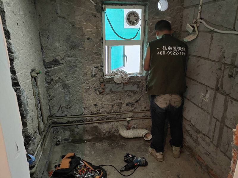 衛(wèi)生間暗管安裝:安裝前要對水管及其各種配件進行檢查，看是否有破損、滲漏等問題，水管及配件的連接必須正確牢固，接好后進行測試沒問題后再進行安裝。建議水管走頂最安全。主要是水路改造大部分走暗管，而水的特性是水往低處流。如果管路走地下，一但發(fā)生漏水很難及時發(fā)現(xiàn)，只有水漫金山或者地板變形以及漏到樓下，才會發(fā)現(xiàn)漏水，且由于水管暗埋很難查出漏水之處。這時巨大的損失更是無法挽回，甚至嚴重的影響了友好的鄰里關系;如果水管走頂部，可能水改時費用高些，但做為一項長遠投資來看，是值得的。水管走頂，即使漏水，也能夠及時發(fā)現(xiàn)，便于檢修，損失也較小。