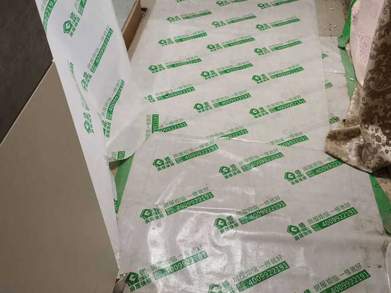 走廊成品保護(hù)：入戶門扇用公司統(tǒng)一的門貼進(jìn)行全面包裹保護(hù)，用透明膠帶將保護(hù)膜粘貼牢固平整。 用標(biāo)準(zhǔn)保護(hù)膜將門框三面保護(hù)完整并固定牢固。 工程完工后拆除保護(hù)膜時(shí)如果有粘貼時(shí)的膠痕，應(yīng)用酒精或?qū)Ｓ玫那逦蹌┣宄z痕。 用標(biāo)準(zhǔn)保護(hù)膜將室內(nèi)所有外窗固定扇進(jìn)行保護(hù)，字樣朝外且保護(hù)膜上標(biāo)識(shí)或字樣保持橫平豎直，保護(hù)膜鋪貼平整固定牢固。 工程完工后拆除保護(hù)膜時(shí)如果有粘貼時(shí)的膠痕，應(yīng)用酒精或?qū)Ｓ玫那逦蹌┣宄z痕。