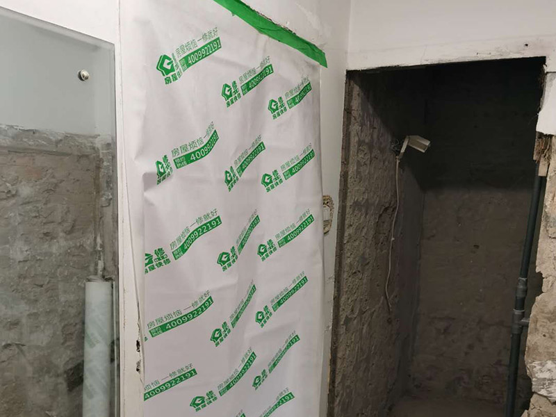 走廊成品保護(hù)：入戶門扇用公司統(tǒng)一的門貼進(jìn)行全面包裹保護(hù)，用透明膠帶將保護(hù)膜粘貼牢固平整。 用標(biāo)準(zhǔn)保護(hù)膜將門框三面保護(hù)完整并固定牢固。 工程完工后拆除保護(hù)膜時(shí)如果有粘貼時(shí)的膠痕，應(yīng)用酒精或?qū)Ｓ玫那逦蹌┣宄z痕。 用標(biāo)準(zhǔn)保護(hù)膜將室內(nèi)所有外窗固定扇進(jìn)行保護(hù)，字樣朝外且保護(hù)膜上標(biāo)識(shí)或字樣保持橫平豎直，保護(hù)膜鋪貼平整固定牢固。 工程完工后拆除保護(hù)膜時(shí)如果有粘貼時(shí)的膠痕，應(yīng)用酒精或?qū)Ｓ玫那逦蹌┣宄z痕。