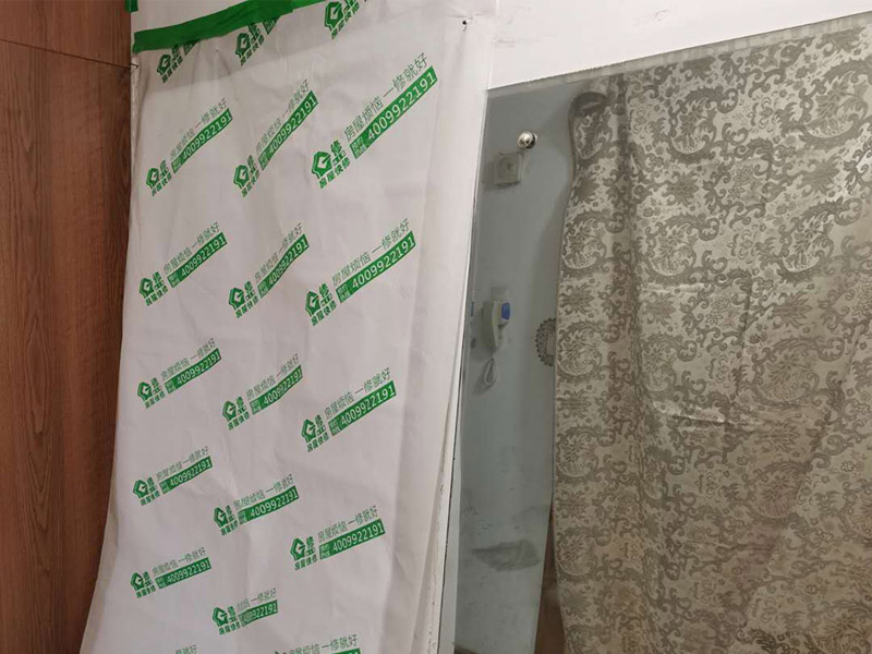 走廊成品保護(hù)：入戶門扇用公司統(tǒng)一的門貼進(jìn)行全面包裹保護(hù)，用透明膠帶將保護(hù)膜粘貼牢固平整。 用標(biāo)準(zhǔn)保護(hù)膜將門框三面保護(hù)完整并固定牢固。 工程完工后拆除保護(hù)膜時(shí)如果有粘貼時(shí)的膠痕，應(yīng)用酒精或?qū)Ｓ玫那逦蹌┣宄z痕。 用標(biāo)準(zhǔn)保護(hù)膜將室內(nèi)所有外窗固定扇進(jìn)行保護(hù)，字樣朝外且保護(hù)膜上標(biāo)識(shí)或字樣保持橫平豎直，保護(hù)膜鋪貼平整固定牢固。 工程完工后拆除保護(hù)膜時(shí)如果有粘貼時(shí)的膠痕，應(yīng)用酒精或?qū)Ｓ玫那逦蹌┣宄z痕。