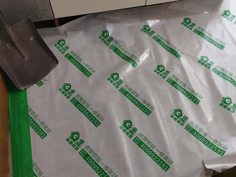 走廊成品保護(hù)：入戶門扇用公司統(tǒng)一的門貼進(jìn)行全面包裹保護(hù)，用透明膠帶將保護(hù)膜粘貼牢固平整。 用標(biāo)準(zhǔn)保護(hù)膜將門框三面保護(hù)完整并固定牢固。 工程完工后拆除保護(hù)膜時(shí)如果有粘貼時(shí)的膠痕，應(yīng)用酒精或?qū)Ｓ玫那逦蹌┣宄z痕。 用標(biāo)準(zhǔn)保護(hù)膜將室內(nèi)所有外窗固定扇進(jìn)行保護(hù)，字樣朝外且保護(hù)膜上標(biāo)識(shí)或字樣保持橫平豎直，保護(hù)膜鋪貼平整固定牢固。 工程完工后拆除保護(hù)膜時(shí)如果有粘貼時(shí)的膠痕，應(yīng)用酒精或?qū)Ｓ玫那逦蹌┣宄z痕。