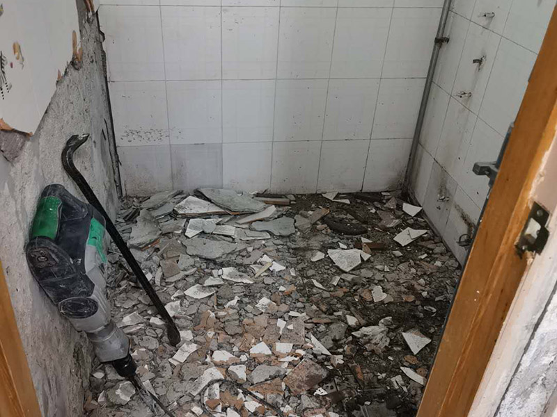 衛(wèi)生間拆除方案：一、首先，將衛(wèi)生間墻磚拆改時(shí)，要把電線和燈具進(jìn)行拆除，避免后期對(duì)電器造成傷害，電路漏電，產(chǎn)生觸電，再用衛(wèi)生間外面最近的插座來(lái)安裝輔助用品，切忌使用衛(wèi)生間的插座。 二、然后將衛(wèi)生間裝修中的衛(wèi)浴用品進(jìn)行拆除。在衛(wèi)生間墻磚拆改前要先將洗手盆、馬桶、淋浴頭。浴缸、掛鉤、柜子等等用品進(jìn)行拆除，掃清障礙。 三、先對(duì)天花板進(jìn)行拆除，如果先拆除衛(wèi)生間墻面，會(huì)造成天花板突然掉落，對(duì)工人的身體造成健康隱患。最后開(kāi)始對(duì)衛(wèi)生間墻壁進(jìn)行拆改，拆改中要從下而上進(jìn)行拆除。