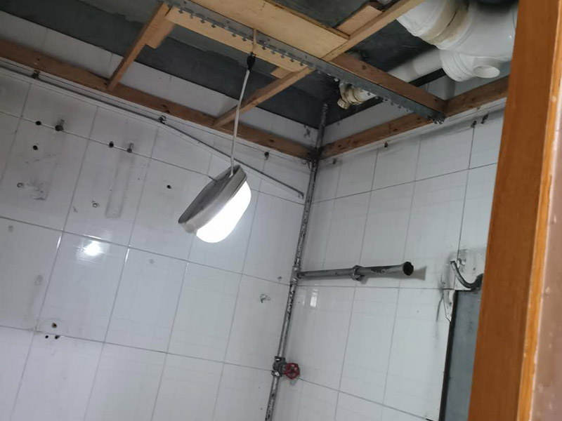 衛(wèi)生間拆除方案：一、首先，將衛(wèi)生間墻磚拆改時(shí)，要把電線和燈具進(jìn)行拆除，避免后期對(duì)電器造成傷害，電路漏電，產(chǎn)生觸電，再用衛(wèi)生間外面最近的插座來(lái)安裝輔助用品，切忌使用衛(wèi)生間的插座。 二、然后將衛(wèi)生間裝修中的衛(wèi)浴用品進(jìn)行拆除。在衛(wèi)生間墻磚拆改前要先將洗手盆、馬桶、淋浴頭。浴缸、掛鉤、柜子等等用品進(jìn)行拆除，掃清障礙。 三、先對(duì)天花板進(jìn)行拆除，如果先拆除衛(wèi)生間墻面，會(huì)造成天花板突然掉落，對(duì)工人的身體造成健康隱患。最后開(kāi)始對(duì)衛(wèi)生間墻壁進(jìn)行拆改，拆改中要從下而上進(jìn)行拆除。