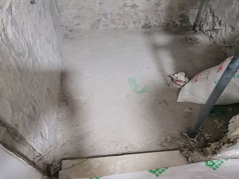 衛(wèi)生間拆除方案：一、首先，將衛(wèi)生間墻磚拆改時(shí)，要把電線和燈具進(jìn)行拆除，避免后期對(duì)電器造成傷害，電路漏電，產(chǎn)生觸電，再用衛(wèi)生間外面最近的插座來(lái)安裝輔助用品，切忌使用衛(wèi)生間的插座。 二、然后將衛(wèi)生間裝修中的衛(wèi)浴用品進(jìn)行拆除。在衛(wèi)生間墻磚拆改前要先將洗手盆、馬桶、淋浴頭。浴缸、掛鉤、柜子等等用品進(jìn)行拆除，掃清障礙。 三、先對(duì)天花板進(jìn)行拆除，如果先拆除衛(wèi)生間墻面，會(huì)造成天花板突然掉落，對(duì)工人的身體造成健康隱患。最后開(kāi)始對(duì)衛(wèi)生間墻壁進(jìn)行拆改，拆改中要從下而上進(jìn)行拆除。