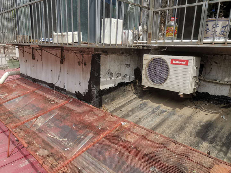 屋頂外墻防水修補(bǔ)：清理基層，新舊面層必須清理干凈，不得有雜物和灰塵，以免影響粘結(jié)強(qiáng)度，涂刷防水涂料時(shí)基層應(yīng)干燥。接下來(lái)，清理死角，也就是所謂的陰陽(yáng)角、施工縫、伸縮縫等比較重要的部位進(jìn)行處理，尤其注意的是泄水孔要加強(qiáng)處理，需要涂刷2－3遍防水底層涂料。防水涂料必須按照產(chǎn)品使用說(shuō)明進(jìn)行配比，按A：B＝2：1的比例進(jìn)行配比，攪拌時(shí)間約3-5，并攪拌至甲、乙兩組份的混合液體均勻?yàn)橹?。將攪拌均勻的晨光防水涂料根?jù)現(xiàn)場(chǎng)要涂刷的面積開(kāi)始涂刷，基層涂刷要大于粘卷材的面積，不要超過(guò)三十。刷第二次涂料之前必須要等一次涂料完全凝固后方可再次涂刷，底層涂料次涂刷完畢后約4&mdash;8左右。