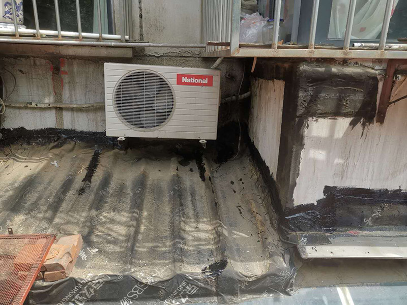 屋頂外墻防水修補(bǔ)：清理基層，新舊面層必須清理干凈，不得有雜物和灰塵，以免影響粘結(jié)強(qiáng)度，涂刷防水涂料時(shí)基層應(yīng)干燥。接下來(lái)，清理死角，也就是所謂的陰陽(yáng)角、施工縫、伸縮縫等比較重要的部位進(jìn)行處理，尤其注意的是泄水孔要加強(qiáng)處理，需要涂刷2－3遍防水底層涂料。防水涂料必須按照產(chǎn)品使用說(shuō)明進(jìn)行配比，按A：B＝2：1的比例進(jìn)行配比，攪拌時(shí)間約3-5，并攪拌至甲、乙兩組份的混合液體均勻?yàn)橹?。將攪拌均勻的晨光防水涂料根?jù)現(xiàn)場(chǎng)要涂刷的面積開(kāi)始涂刷，基層涂刷要大于粘卷材的面積，不要超過(guò)三十。刷第二次涂料之前必須要等一次涂料完全凝固后方可再次涂刷，底層涂料次涂刷完畢后約4&mdash;8左右。