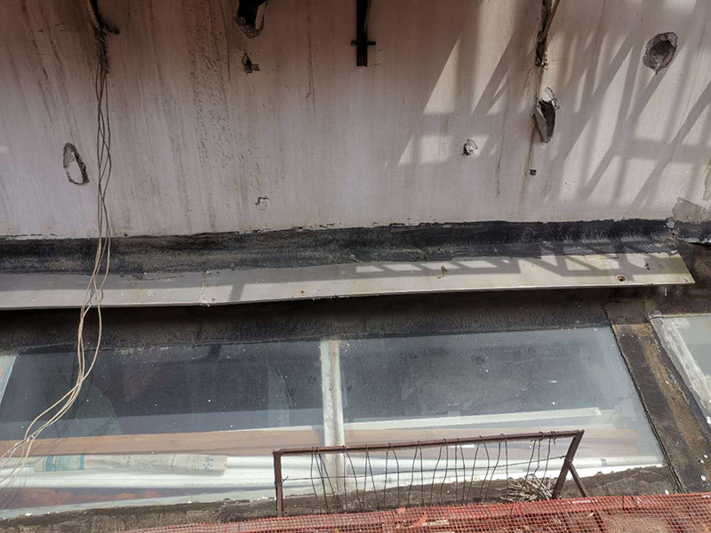 屋頂外墻防水修補(bǔ)：清理基層，新舊面層必須清理干凈，不得有雜物和灰塵，以免影響粘結(jié)強(qiáng)度，涂刷防水涂料時(shí)基層應(yīng)干燥。接下來(lái)，清理死角，也就是所謂的陰陽(yáng)角、施工縫、伸縮縫等比較重要的部位進(jìn)行處理，尤其注意的是泄水孔要加強(qiáng)處理，需要涂刷2－3遍防水底層涂料。防水涂料必須按照產(chǎn)品使用說(shuō)明進(jìn)行配比，按A：B＝2：1的比例進(jìn)行配比，攪拌時(shí)間約3-5，并攪拌至甲、乙兩組份的混合液體均勻?yàn)橹?。將攪拌均勻的晨光防水涂料根?jù)現(xiàn)場(chǎng)要涂刷的面積開(kāi)始涂刷，基層涂刷要大于粘卷材的面積，不要超過(guò)三十。刷第二次涂料之前必須要等一次涂料完全凝固后方可再次涂刷，底層涂料次涂刷完畢后約4&mdash;8左右。