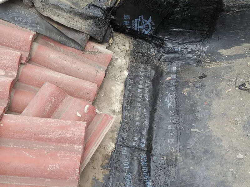 屋頂外墻防水修補(bǔ)：清理基層，新舊面層必須清理干凈，不得有雜物和灰塵，以免影響粘結(jié)強(qiáng)度，涂刷防水涂料時(shí)基層應(yīng)干燥。接下來(lái)，清理死角，也就是所謂的陰陽(yáng)角、施工縫、伸縮縫等比較重要的部位進(jìn)行處理，尤其注意的是泄水孔要加強(qiáng)處理，需要涂刷2－3遍防水底層涂料。防水涂料必須按照產(chǎn)品使用說(shuō)明進(jìn)行配比，按A：B＝2：1的比例進(jìn)行配比，攪拌時(shí)間約3-5，并攪拌至甲、乙兩組份的混合液體均勻?yàn)橹埂嚢杈鶆虻某抗夥浪苛细鶕?jù)現(xiàn)場(chǎng)要涂刷的面積開(kāi)始涂刷，基層涂刷要大于粘卷材的面積，不要超過(guò)三十。刷第二次涂料之前必須要等一次涂料完全凝固后方可再次涂刷，底層涂料次涂刷完畢后約4&mdash;8左右。