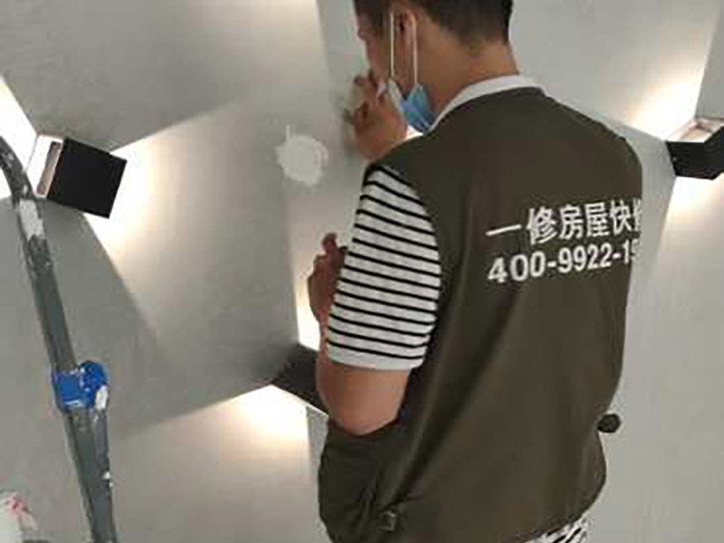 電路打孔安裝：彈線定位  根據(jù)線路圖，經(jīng)過測量確定線管走向，標高，開關，插座等位置，用墨斗彈出位置，便于后期工作。確定位置后沿著墨斗彈線位置進行開槽打孔處理。要求必須橫平豎直，槽深度等于線管直徑+10MM。其中需要注意的是不能橫向開槽，不能再承重結構上開槽，否則可能會使墻體的受力結構受到影響。電線管敷設。