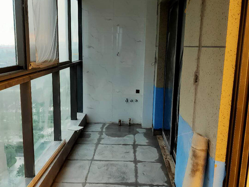 陽(yáng)臺(tái)地磚墻磚鋪貼：現(xiàn)在比較普遍的地面磚鋪貼方法就是濕鋪法，這種鋪貼方法與干鋪法不同之處在于將1：3的干性水泥漿替換成水泥沙漿和普通水。需要注意的是這種鋪貼法在鋪貼過(guò)程中容易產(chǎn)生氣泡和空鼓，這樣就會(huì)影響地磚的使用壽命。也是因?yàn)檫@種原因使其價(jià)格便宜，操作簡(jiǎn)單。