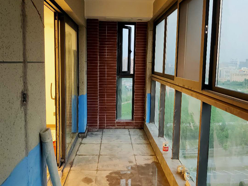 陽(yáng)臺(tái)地磚墻磚鋪貼：現(xiàn)在比較普遍的地面磚鋪貼方法就是濕鋪法，這種鋪貼方法與干鋪法不同之處在于將1：3的干性水泥漿替換成水泥沙漿和普通水。需要注意的是這種鋪貼法在鋪貼過(guò)程中容易產(chǎn)生氣泡和空鼓，這樣就會(huì)影響地磚的使用壽命。也是因?yàn)檫@種原因使其價(jià)格便宜，操作簡(jiǎn)單。