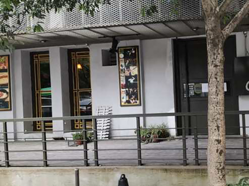 茶餐廳翻新裝修：合同簽訂前，要求施工方負責人列舉出施工進度表，人員安排表,施工現(xiàn)場保護措施等，并作好與物業(yè)三方面的溝通。簽訂裝修合同前投資人應(yīng)當?shù)窖b修公司進行實地考察與洽談，驗證裝修公司裝修施工資質(zhì)和企業(yè)工商執(zhí)照。前期準備工作完畢后，準備開工，首先裝修設(shè)備機器和材料進場,辦好裝修人員進出證明，立好施工項目牌，做好施工現(xiàn)場圍欄和安全提示。初期主要是基礎(chǔ)建設(shè)和硬件打底，基礎(chǔ)管網(wǎng)的布設(shè)等。施工監(jiān)理現(xiàn)場裝修跟蹤，對于現(xiàn)場施工情況進行監(jiān)督與協(xié)調(diào)。