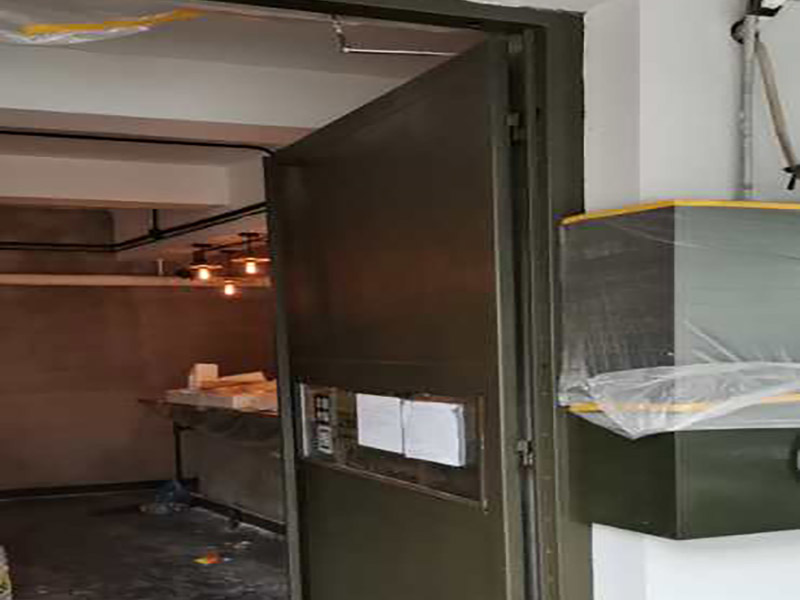 茶餐廳翻新裝修：合同簽訂前，要求施工方負責人列舉出施工進度表，人員安排表,施工現(xiàn)場保護措施等，并作好與物業(yè)三方面的溝通。簽訂裝修合同前投資人應(yīng)當?shù)窖b修公司進行實地考察與洽談，驗證裝修公司裝修施工資質(zhì)和企業(yè)工商執(zhí)照。前期準備工作完畢后，準備開工，首先裝修設(shè)備機器和材料進場,辦好裝修人員進出證明，立好施工項目牌，做好施工現(xiàn)場圍欄和安全提示。初期主要是基礎(chǔ)建設(shè)和硬件打底，基礎(chǔ)管網(wǎng)的布設(shè)等。施工監(jiān)理現(xiàn)場裝修跟蹤，對于現(xiàn)場施工情況進行監(jiān)督與協(xié)調(diào)。