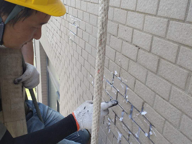 外墻瓷磚縫隙漏水：1.清理瓷磚縫隙原有的嵌填材料,不得有松散雜物等。 2.采用機械對瓷磚縫隙烘干至無潮氣,干燥宜可。 3.根據(jù)現(xiàn)場制定縫隙的寬度粘貼美縫紙。 4.打涂防水博士&ldquo;瓷邊密封膠&rdquo;并修飾平整美觀。 5.待5-8分鐘后取除美縫紙,4小時候干透即可使用。