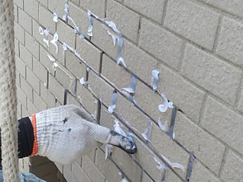 外墻瓷磚縫隙漏水：1.清理瓷磚縫隙原有的嵌填材料,不得有松散雜物等。 2.采用機械對瓷磚縫隙烘干至無潮氣,干燥宜可。 3.根據(jù)現(xiàn)場制定縫隙的寬度粘貼美縫紙。 4.打涂防水博士&ldquo;瓷邊密封膠&rdquo;并修飾平整美觀。 5.待5-8分鐘后取除美縫紙,4小時候干透即可使用。