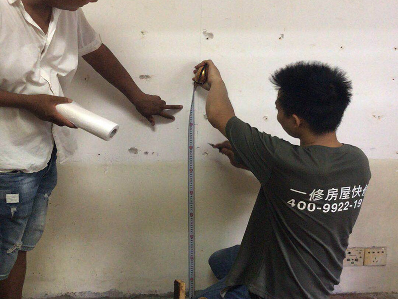 電視背景墻拆除:如果原墻是乳膠漆，且基礎(chǔ)強(qiáng)度較好，經(jīng)簡(jiǎn)單打毛修補(bǔ)后可以直接刷漆，但要注意不要破壞原墻漆膜的完整性，也不要用比原墻乳膠漆附著力好太多的乳膠漆，否則容易起皮脫落；如果原墻是刮瓷，則必須產(chǎn)掉重做，其實(shí)在這方面只要掌握一個(gè)原則，即同等性質(zhì)才能翻新，否則就必須重來(lái)。 如果原墻面的漆已經(jīng)不好了的話，再刷上乳膠漆會(huì)把以前的乳膠漆泡下來(lái)，可以選鮮呼吸SBS強(qiáng)力膠、鮮呼吸卓越型白膠，再刮一遍膩?zhàn)哟蚰ズ笤偎⑷槟z漆。另外，如果經(jīng)濟(jì)條件允許，而你對(duì)原墻質(zhì)量又不滿意的話，建議最好重做。因?yàn)閴γ娴奶幚硎钦麄€(gè)裝修過(guò)程中最骯臟的部分，千萬(wàn)不要圖省事，否則以后會(huì)很麻煩。